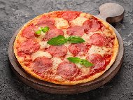 Рецепта Домашна пица с доматен сос, моцарела и пикантен салам на плоча